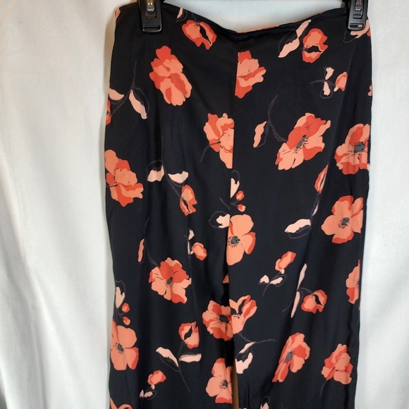 NWT Flynn Skye Black Coral Pink Floral Pants 100% Rayon Size Small - Picture 8 of 9